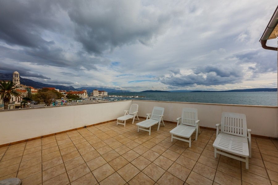 Terasz panorámás kilátással a tengerre Horvátországban