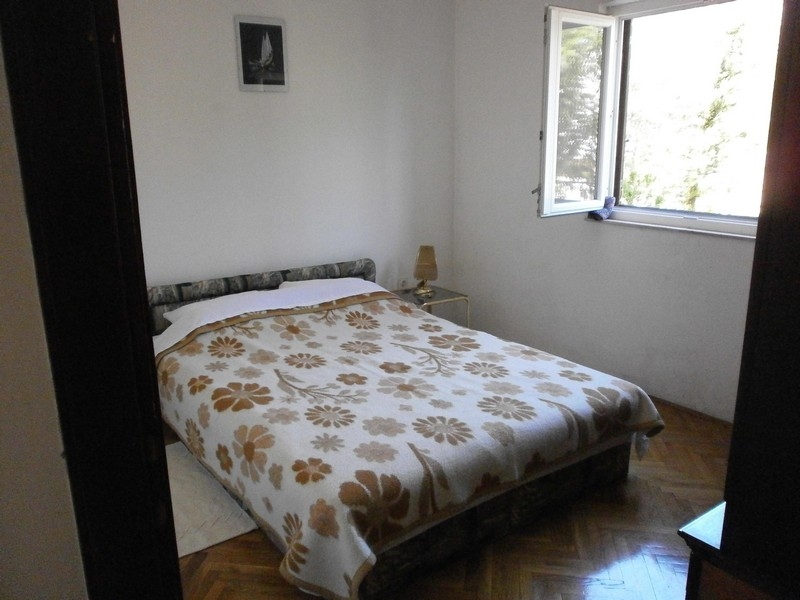 Világos hálószoba franciaággyal