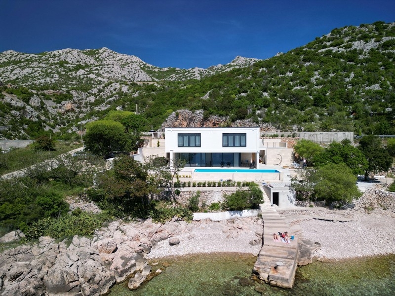 Luxus villa medencével a Velebit-hegy hátterében