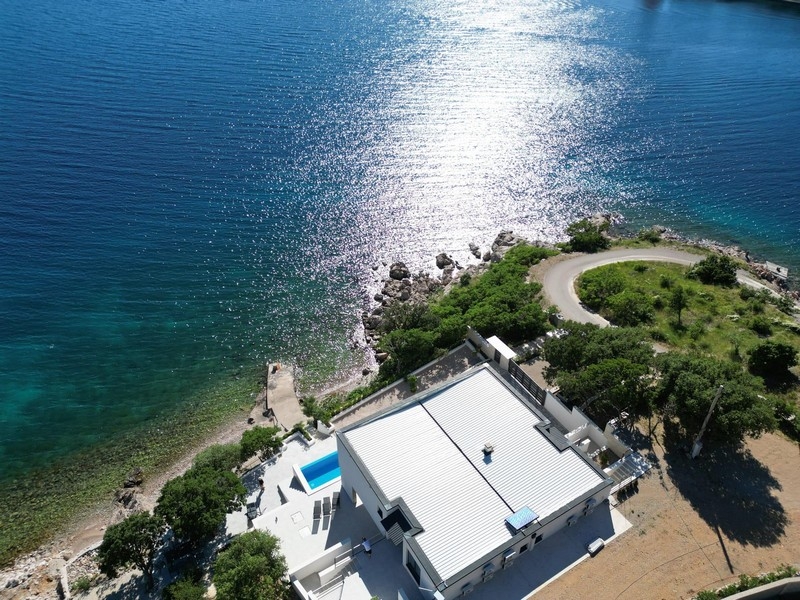 Kristálytiszta tenger és sziklás strand a villa alatt