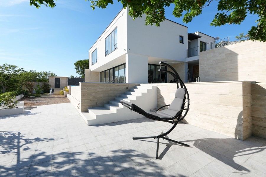 A villa napozóterasza akasztószékkel