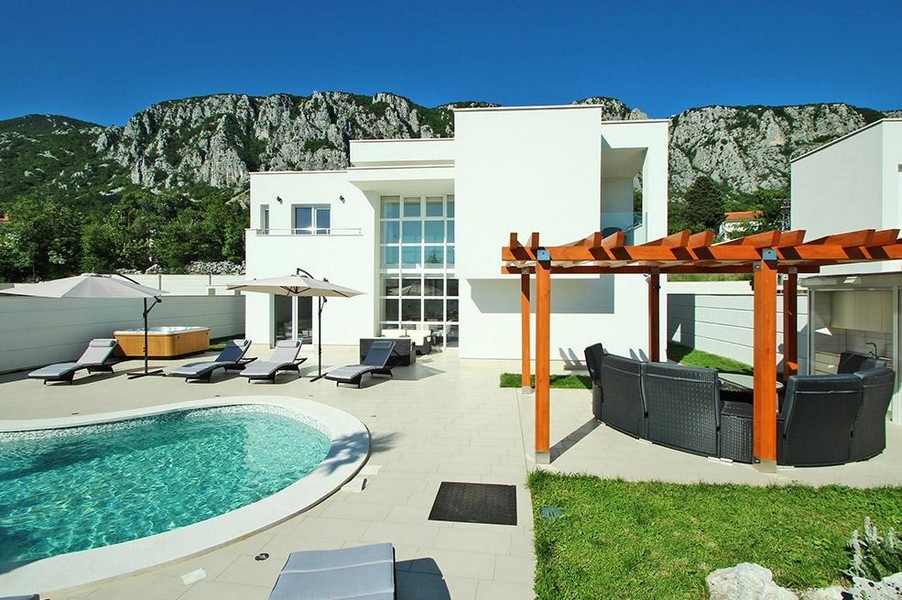 A villa kültéri része medencével és jakuzzival