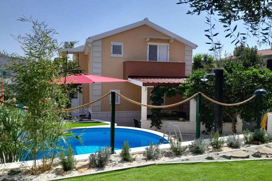 Mediterrán ház medencével Horvátországban