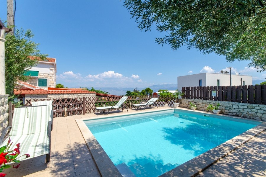 Tengerre néző medence Brac szigetén