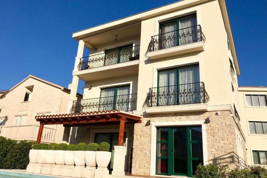 Modern villa erkélyekkel és pergolával