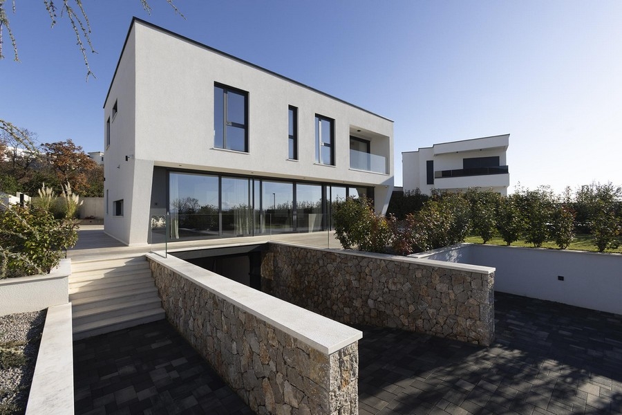 A villa külső nézete természetes kőfallal