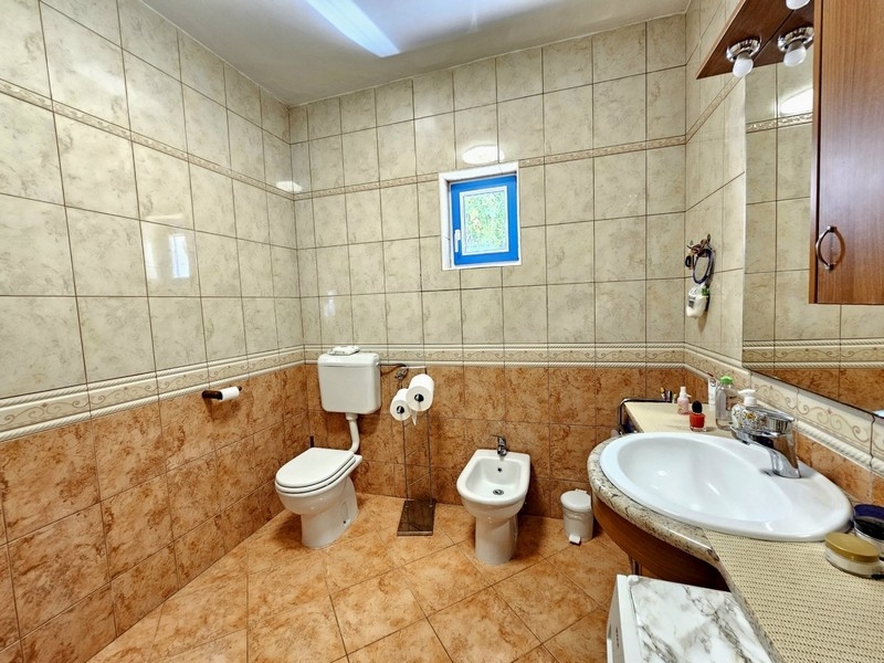 Fürdőszoba WC-vel és bidével