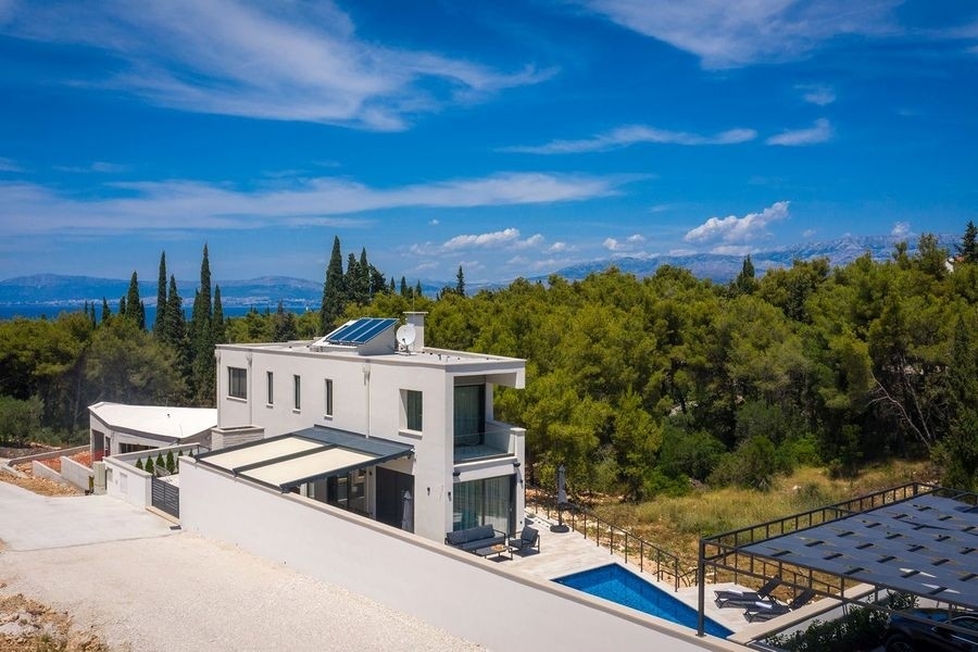 Légi felvétel a tengerre néző villa Brac Horvátországban