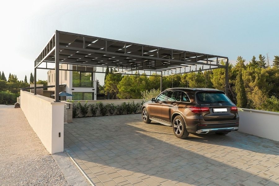 Fedett parkolóhelyek a villánál