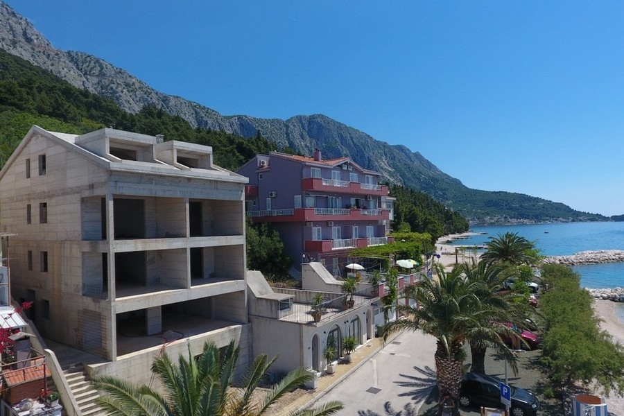 Apartmanház az első sorban a tengerhez Makarska Horvátországban