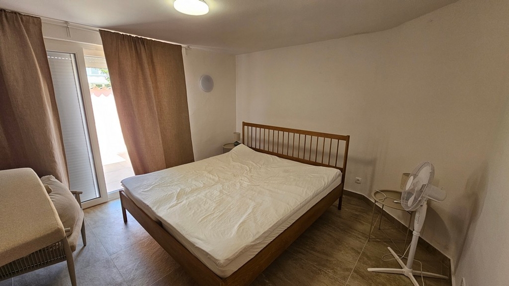 Hálószoba franciaággyal és ablakkal