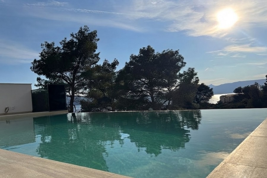 Villa medence alkonyatkor
