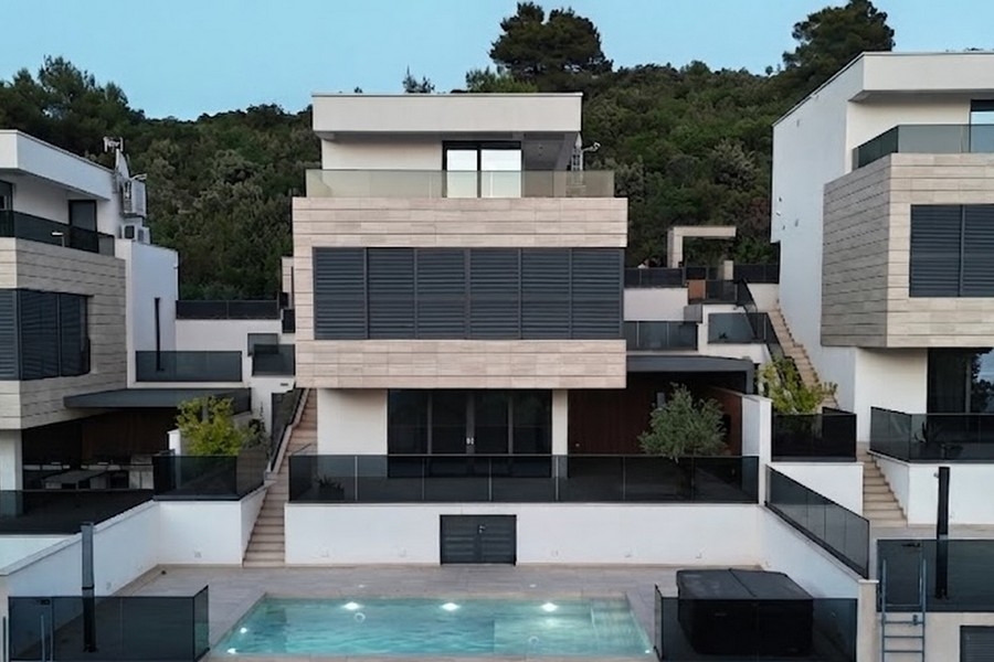 Modern villa homlokzat