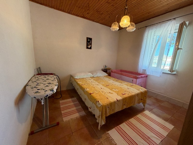 Hálószoba franciaággyal és fa mennyezettel