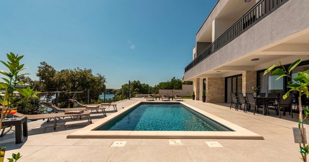 Medence terasszal a villa előtt