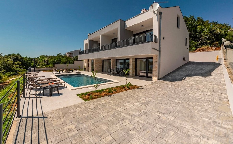 Villa úszómedencével és napozóágyakkal