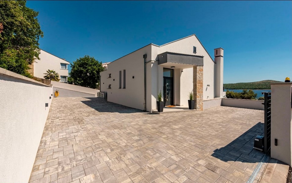 A villa bejárata burkolt előtérrel