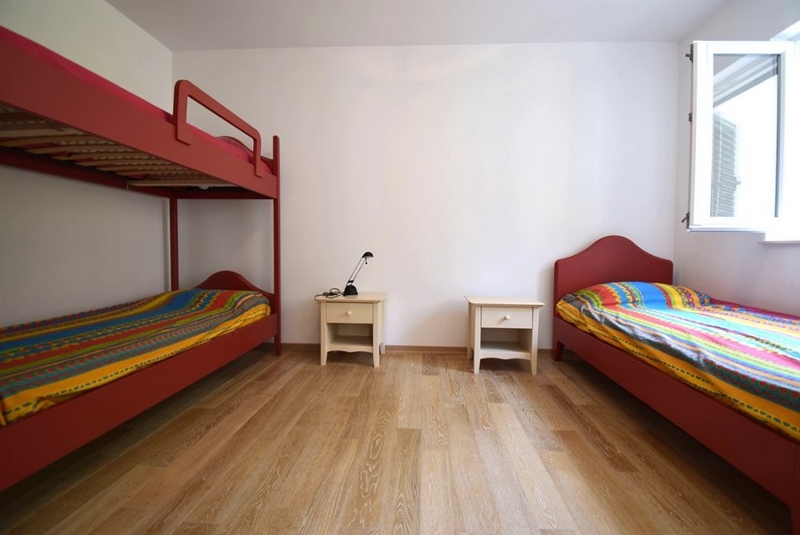 Hálószoba emeletes ággyal és egyszemélyes ággyal