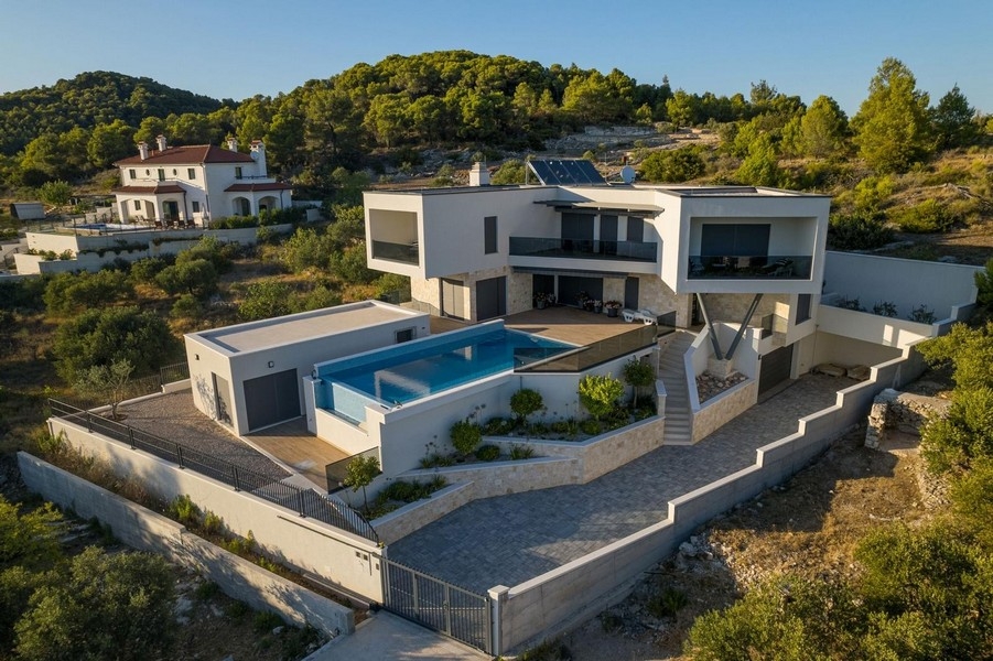 A légi felvétel a modern villa medencével Vodicében