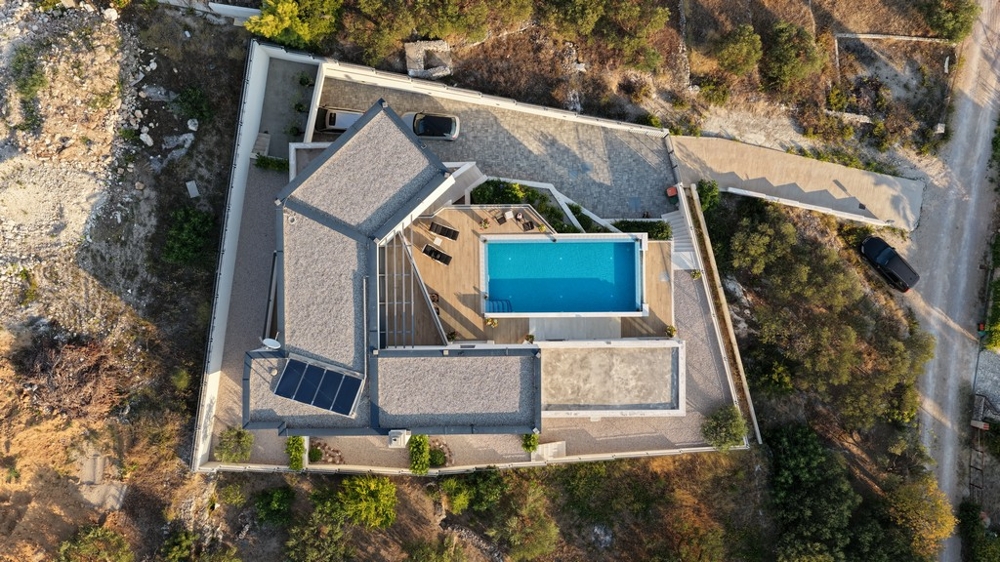 Villa medencével és kerttel madártávlatból