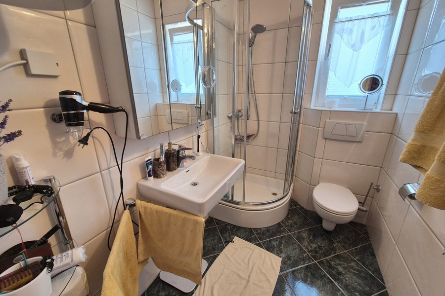 Fürdőszoba zuhanyzóval és WC-vel