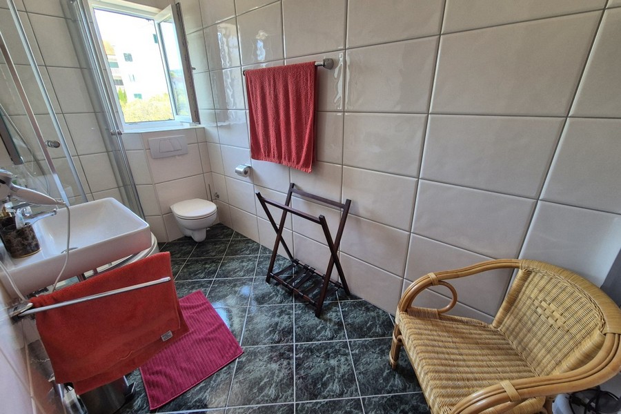 A második fürdőszoba ablakkal és WC-vel
