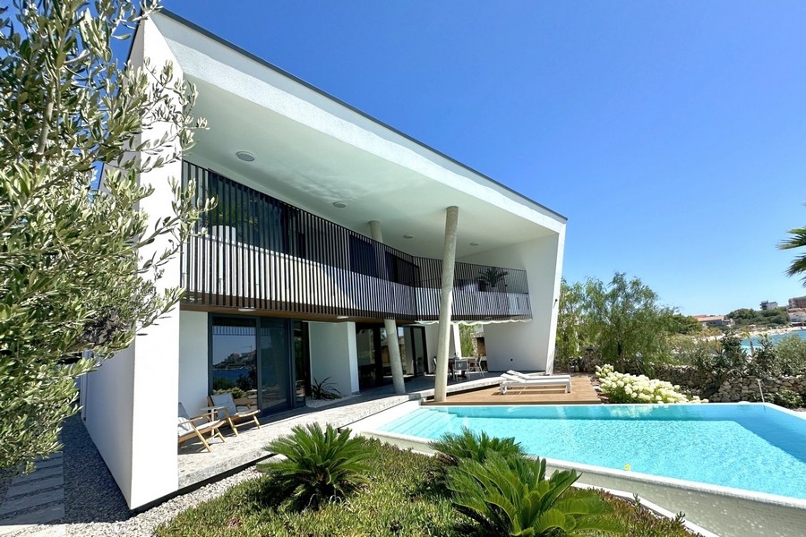 Modern dizájner villa végtelenített medencével Horvátországban
