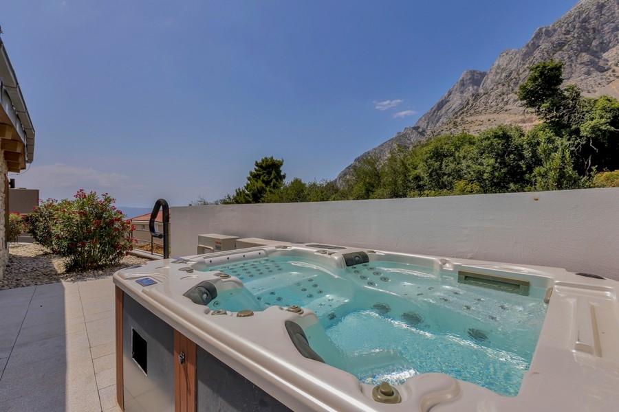 Jakuzzi a villán kívül