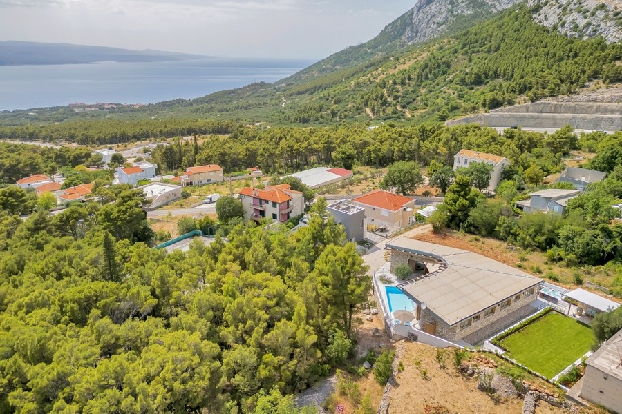 Kilátás a zöld környezetre Makarska közelében