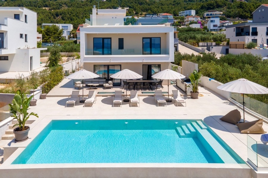 A légi felvétel a medencés villa Horvátországban