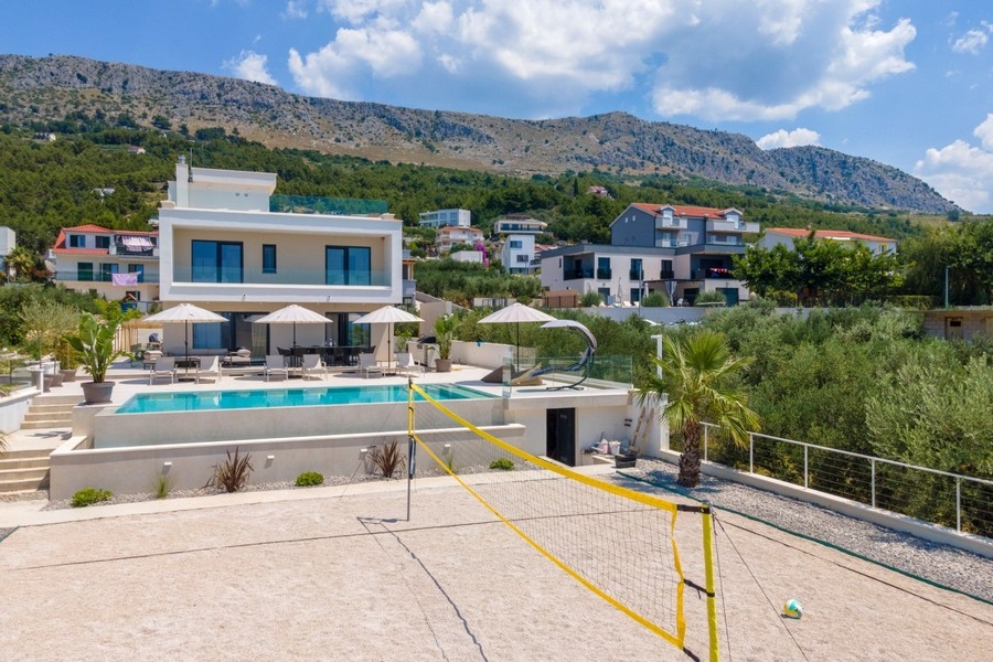 Villa medencével a hegyi háttér előtt
