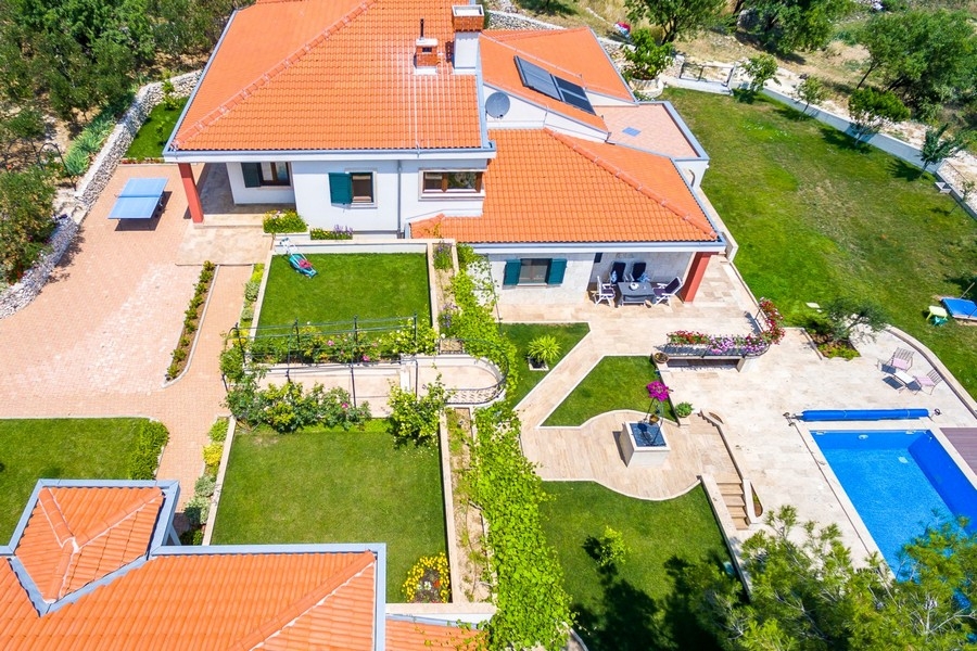 Kilátás felülről a főházra és a kertre