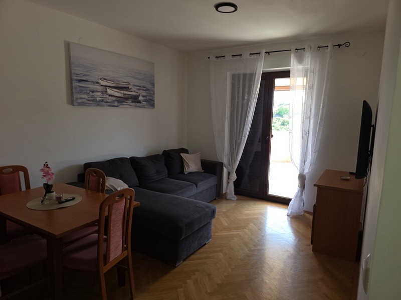 Nappali kanapéval és kijárattal a teraszra