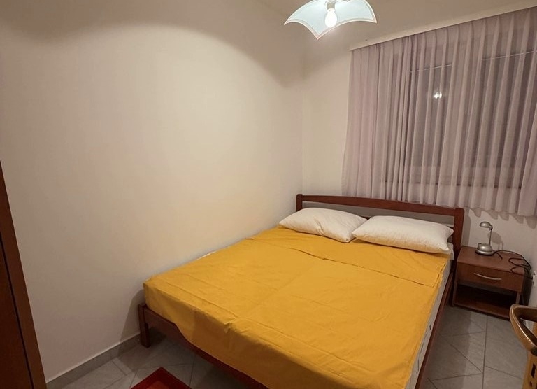 Bútorozott hálószoba franciaággyal