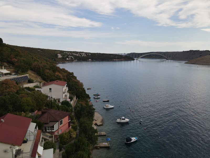 A Kraljevica-öböl a Krk-híddal Horvátországban