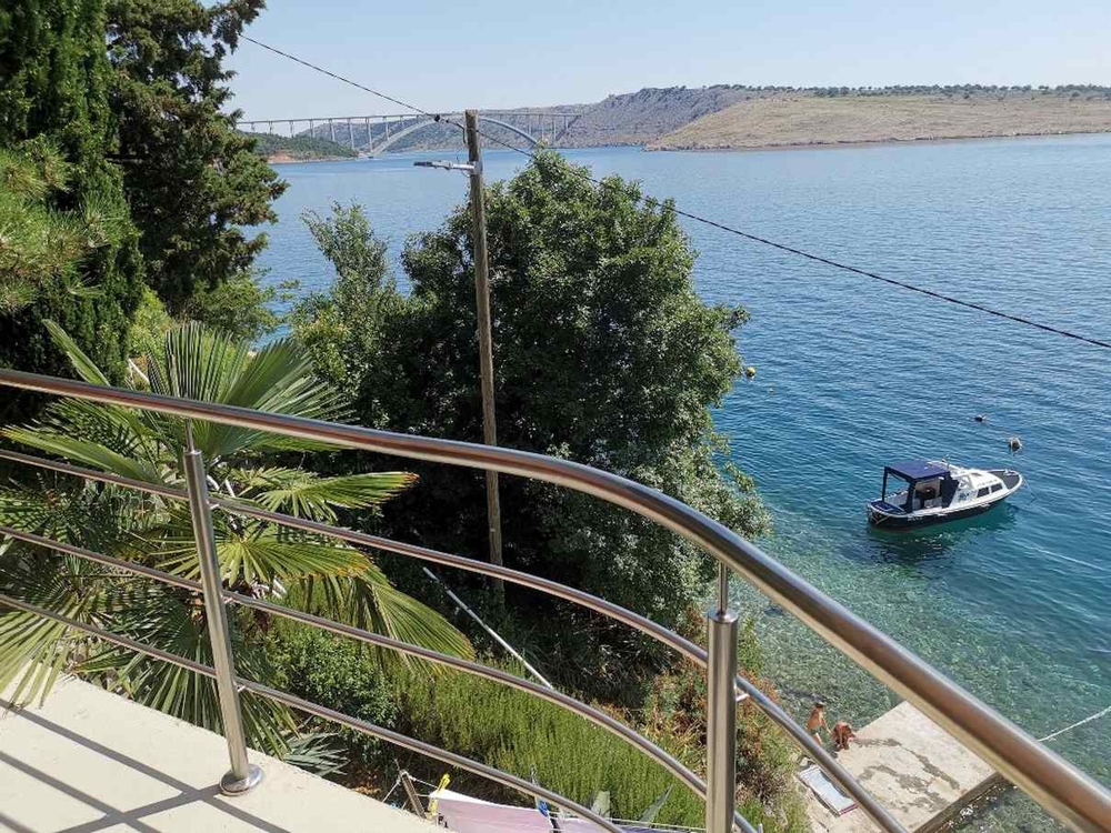 Kilátás az erkélyről a tengerre és a Krk-hídra