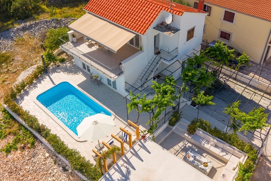 Villa medencével és kerttel Horvátországban felülről