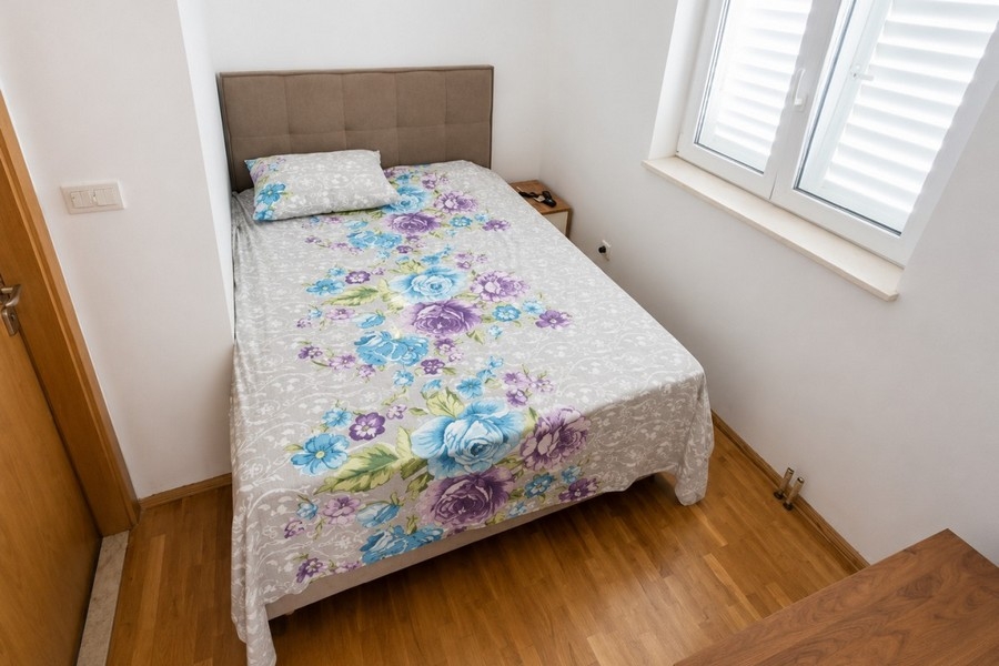 Hálószoba egyszemélyes ággyal és ablakkal