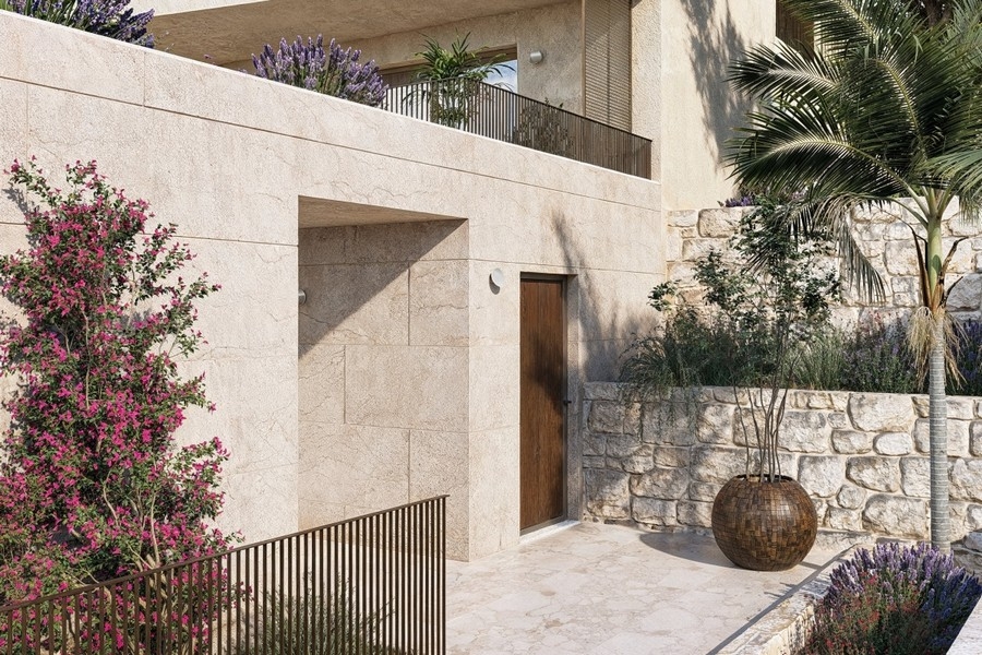 A mediterrán növényekkel díszített villa bejárata