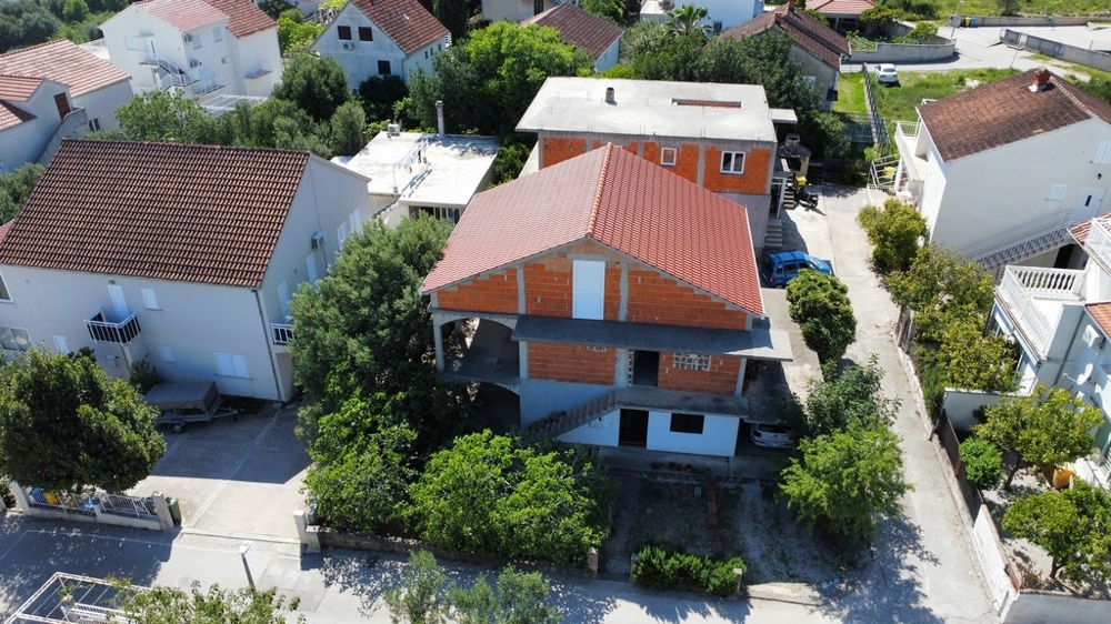 Kilátás a horvátországi Orebic lakónegyedre