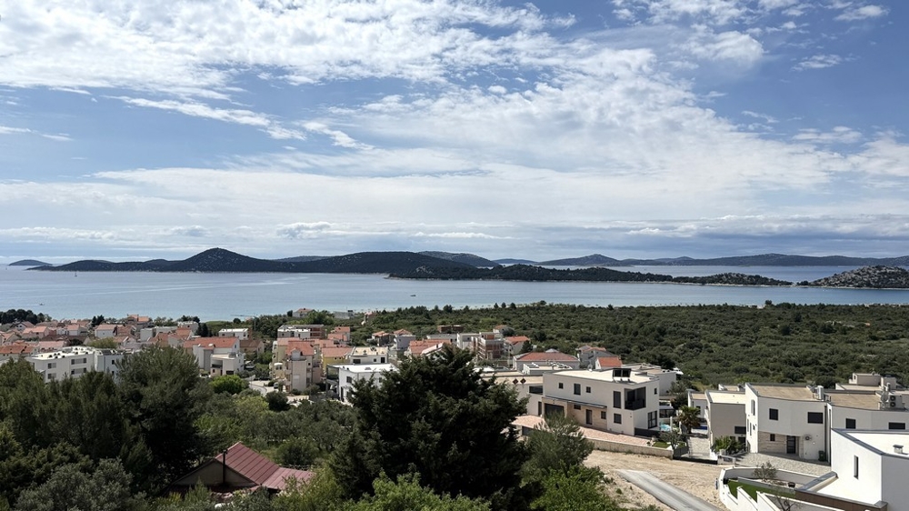 Panorámás kilátás nyílik a tengerre és a Vodice melletti szigetekre