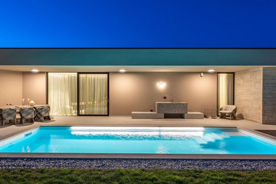 Este a Poreč melletti villa megvilágított medencéje és terasza