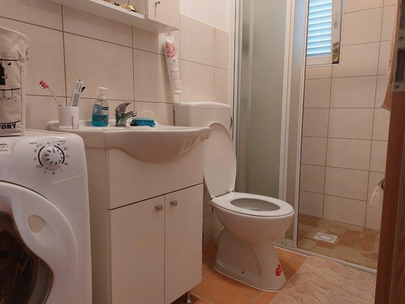 Fürdőszoba zuhanyzóval