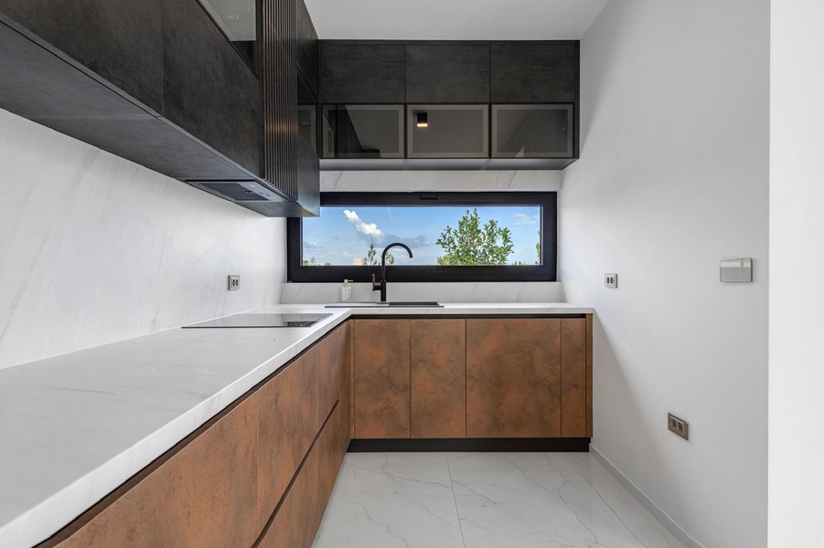 Modern konyha a Villa H4073 Horvátországban.