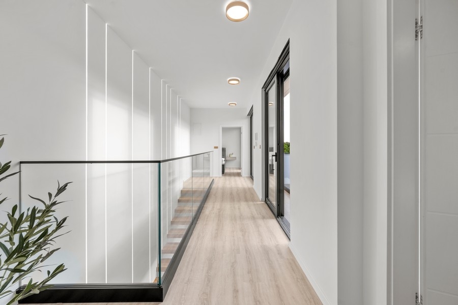 Galéria a felső szinten üvegkorlátokkal
