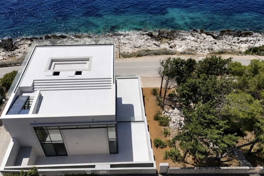 Villa felülről, tengerparti úttal és tengerrel