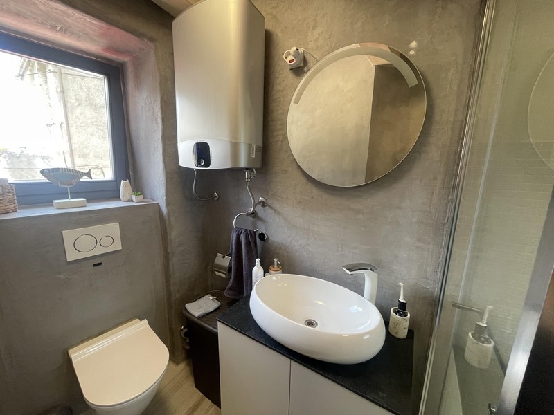 Fürdőszoba mosdóval és WC-vel