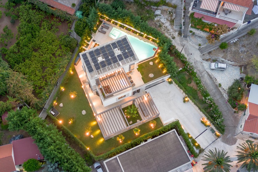 Kerttel és medencével rendelkező villa légi felvétele - H4083