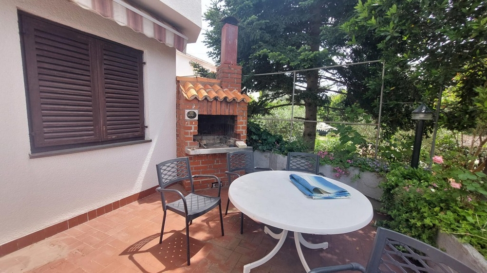 Terasz grill kandallóval és kerti asztallal, ház Novalján, H4086