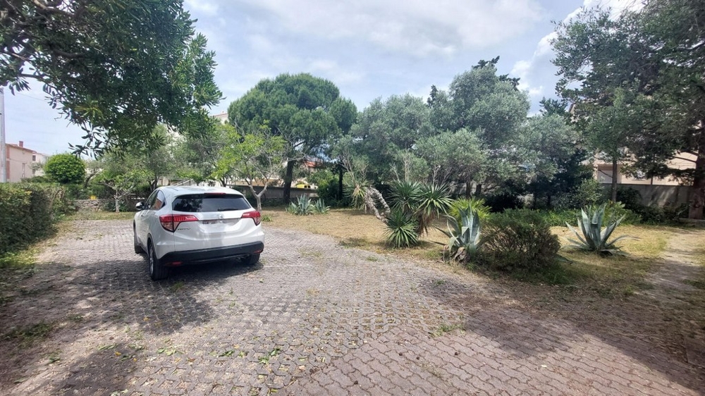 A ház kövezett parkolója és kertje Novalján, H4086